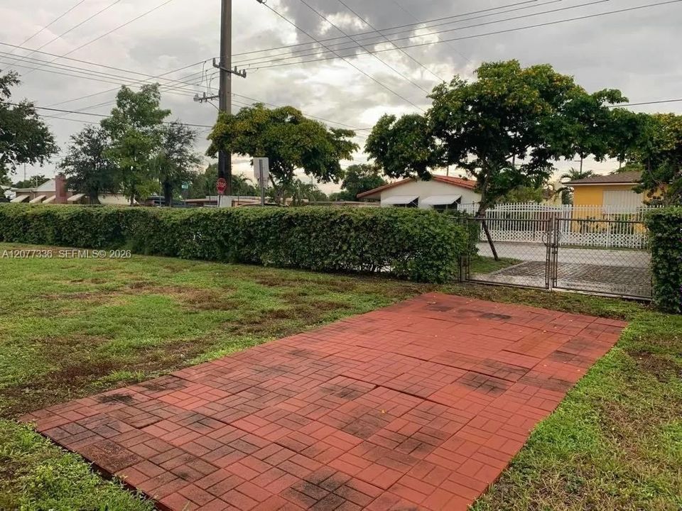 For Sale: $690,000 (3 beds, 1 baths, 1131 Square Feet)