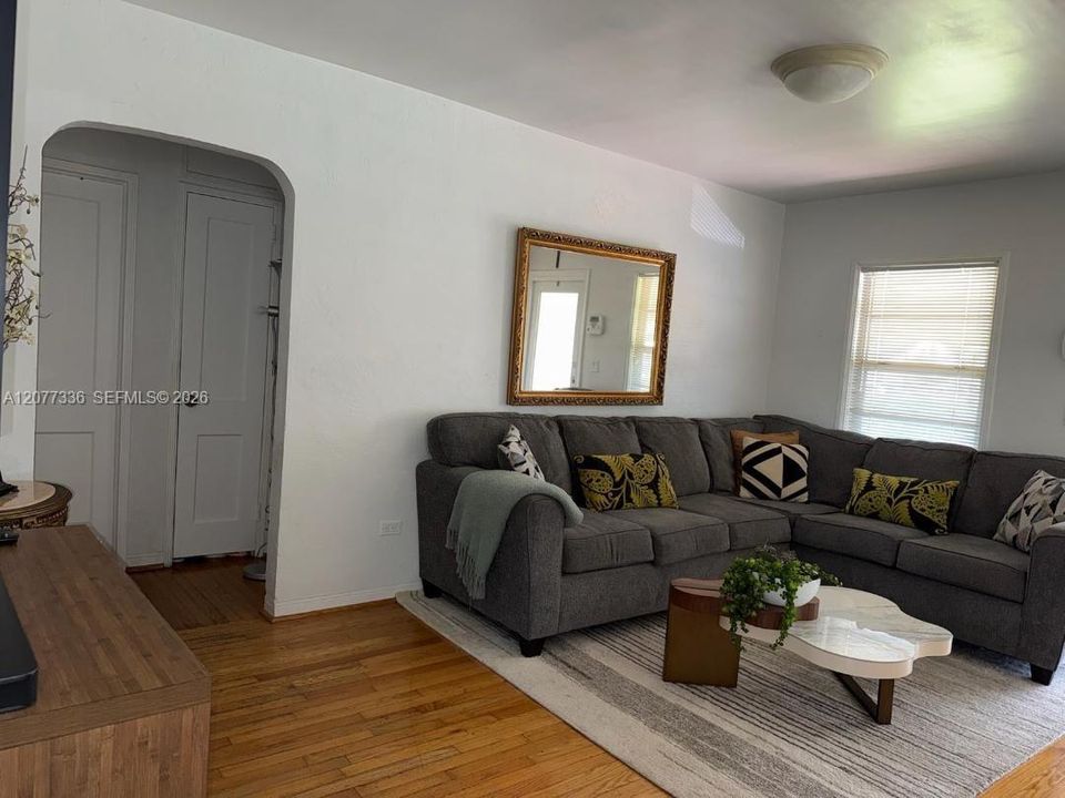 For Sale: $690,000 (3 beds, 1 baths, 1131 Square Feet)