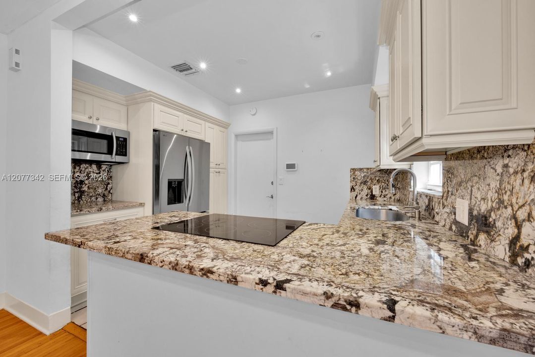 For Sale: $2,300,000 (3 beds, 2 baths, 1367 Square Feet)