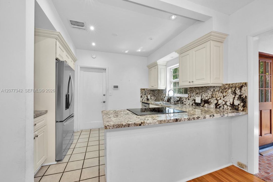 For Sale: $2,300,000 (3 beds, 2 baths, 1367 Square Feet)