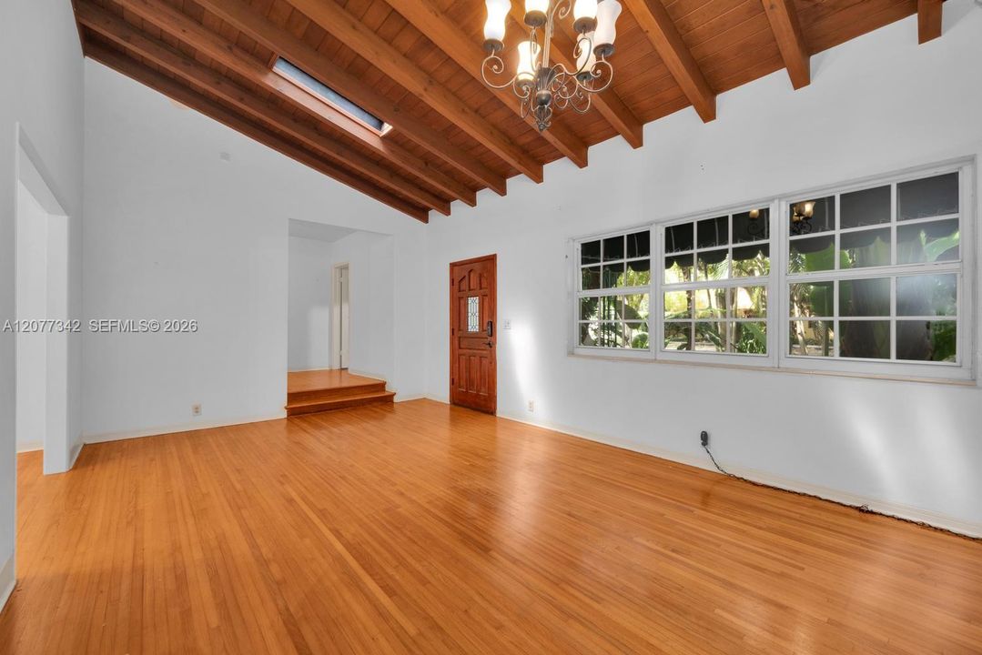 For Sale: $2,300,000 (3 beds, 2 baths, 1367 Square Feet)