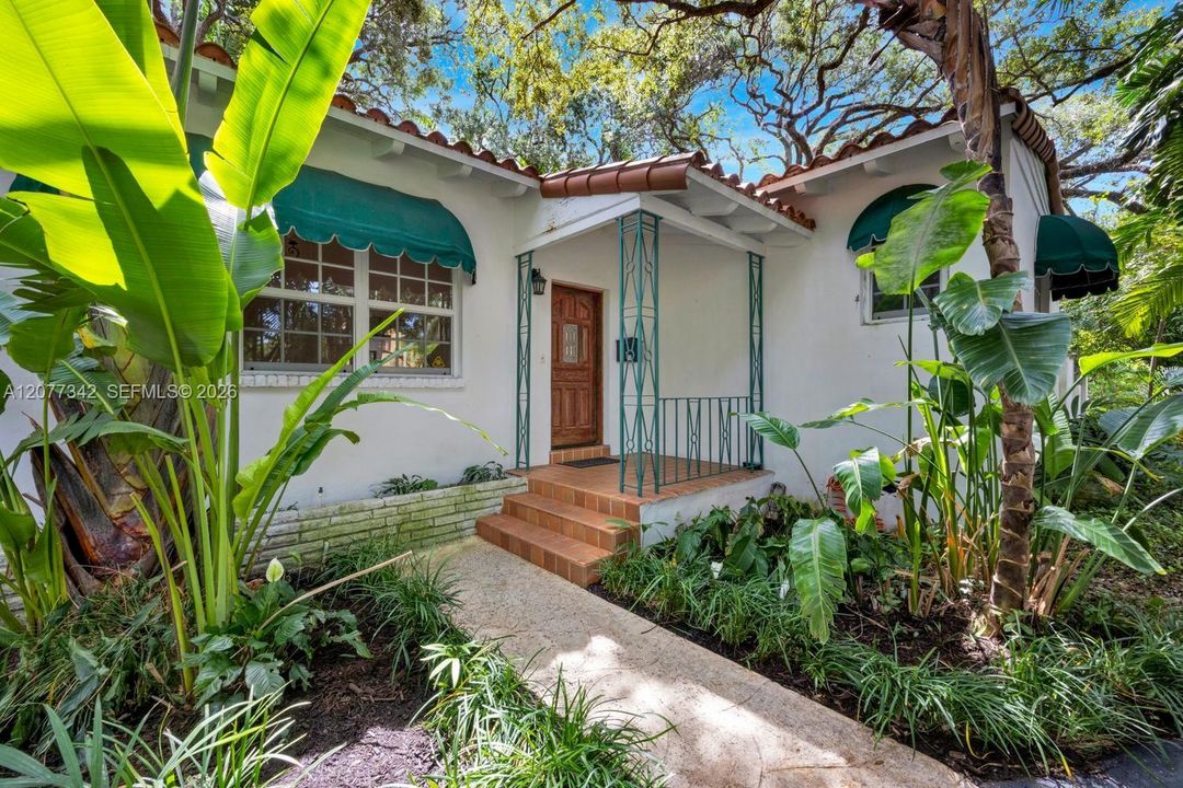 For Sale: $2,300,000 (3 beds, 2 baths, 1367 Square Feet)