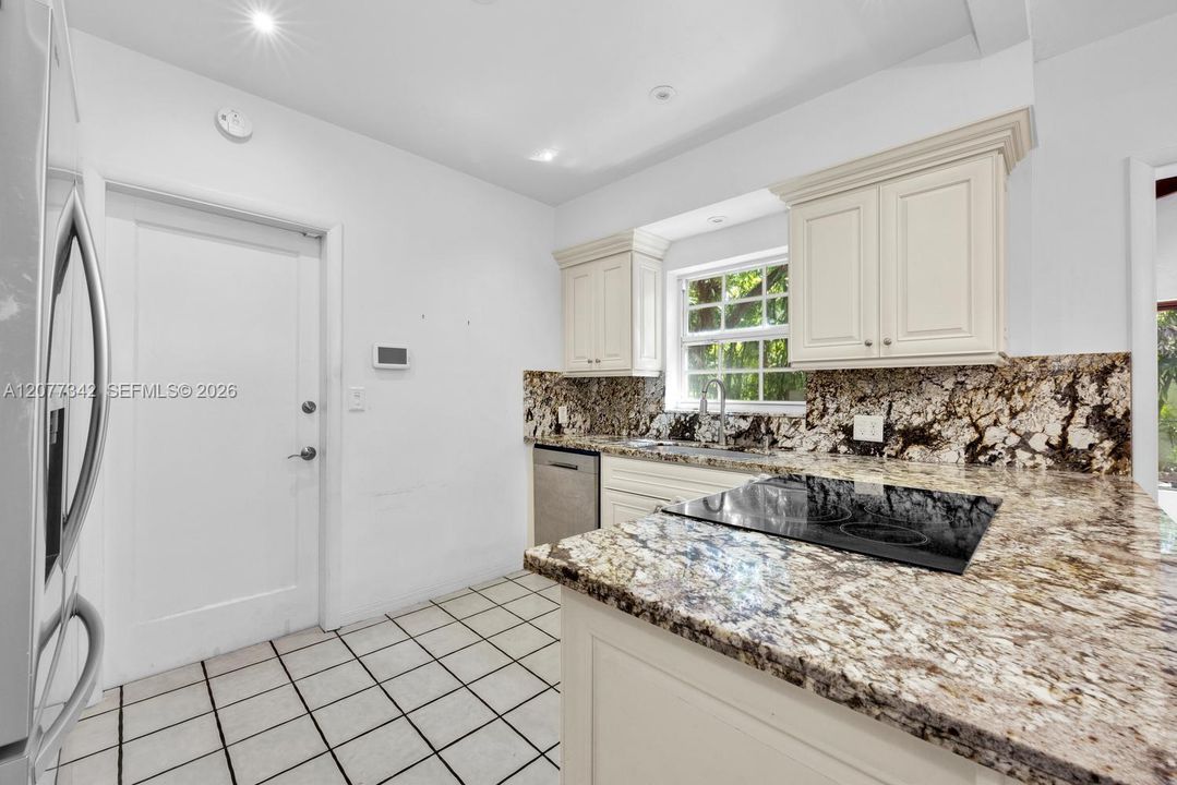 For Sale: $2,300,000 (3 beds, 2 baths, 1367 Square Feet)