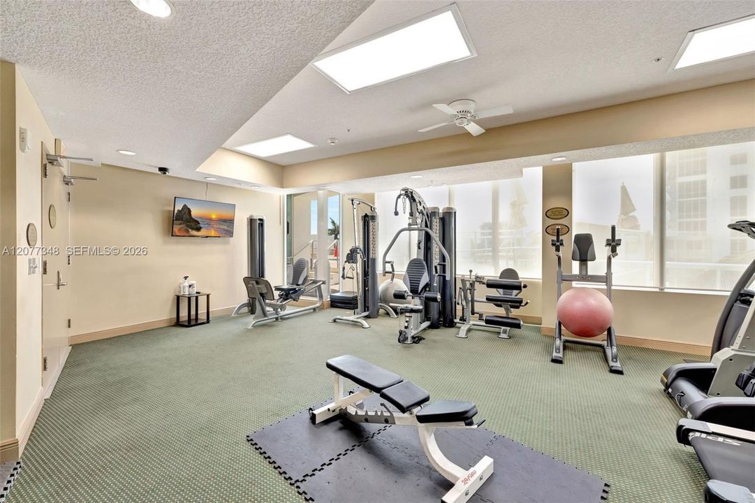 For Sale: $549,900 (2 beds, 2 baths, 990 Square Feet)