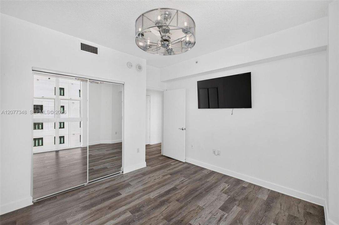 For Sale: $549,900 (2 beds, 2 baths, 990 Square Feet)