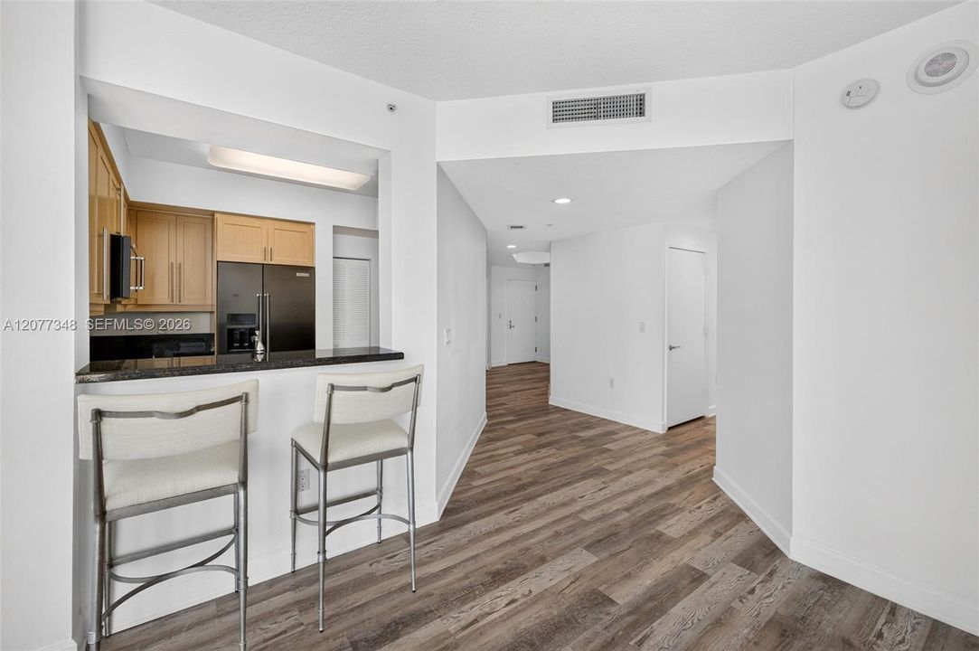 For Sale: $549,900 (2 beds, 2 baths, 990 Square Feet)