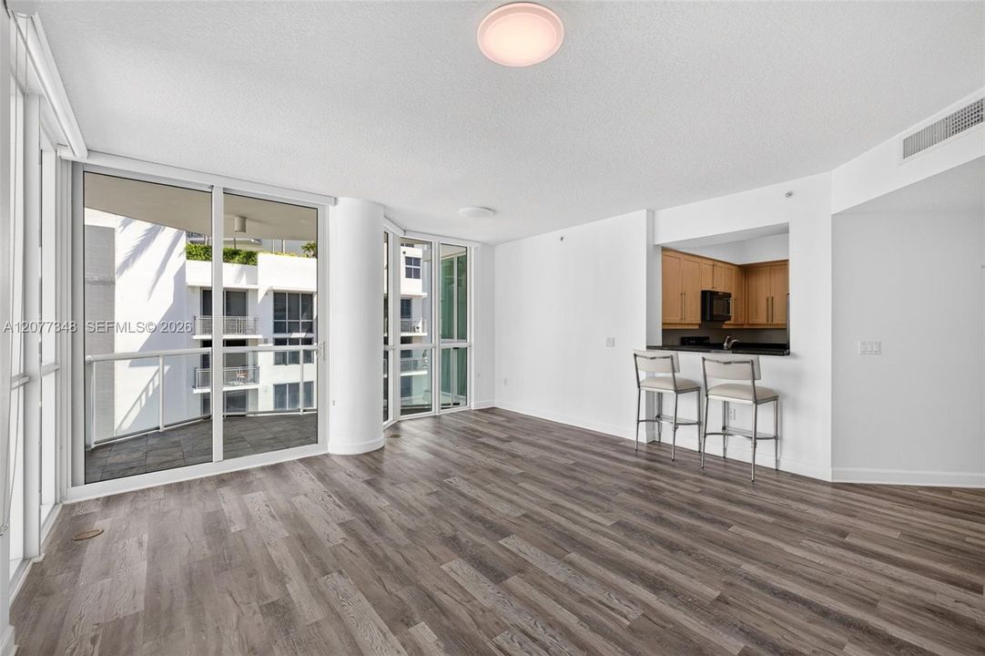 For Sale: $549,900 (2 beds, 2 baths, 990 Square Feet)