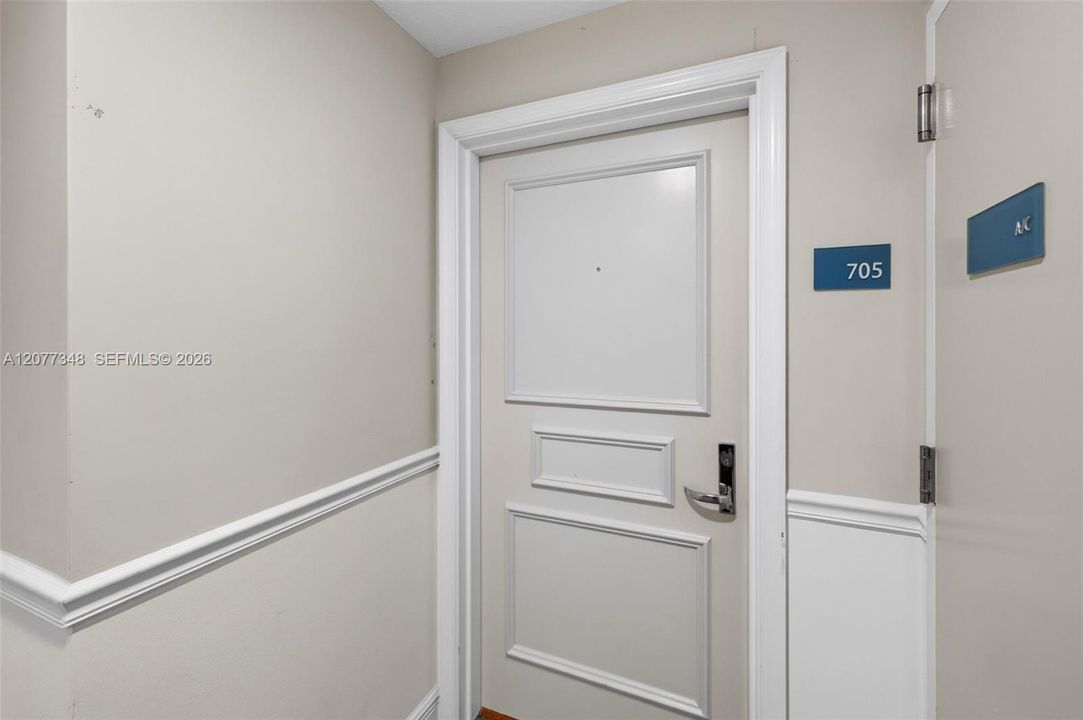 For Sale: $549,900 (2 beds, 2 baths, 990 Square Feet)