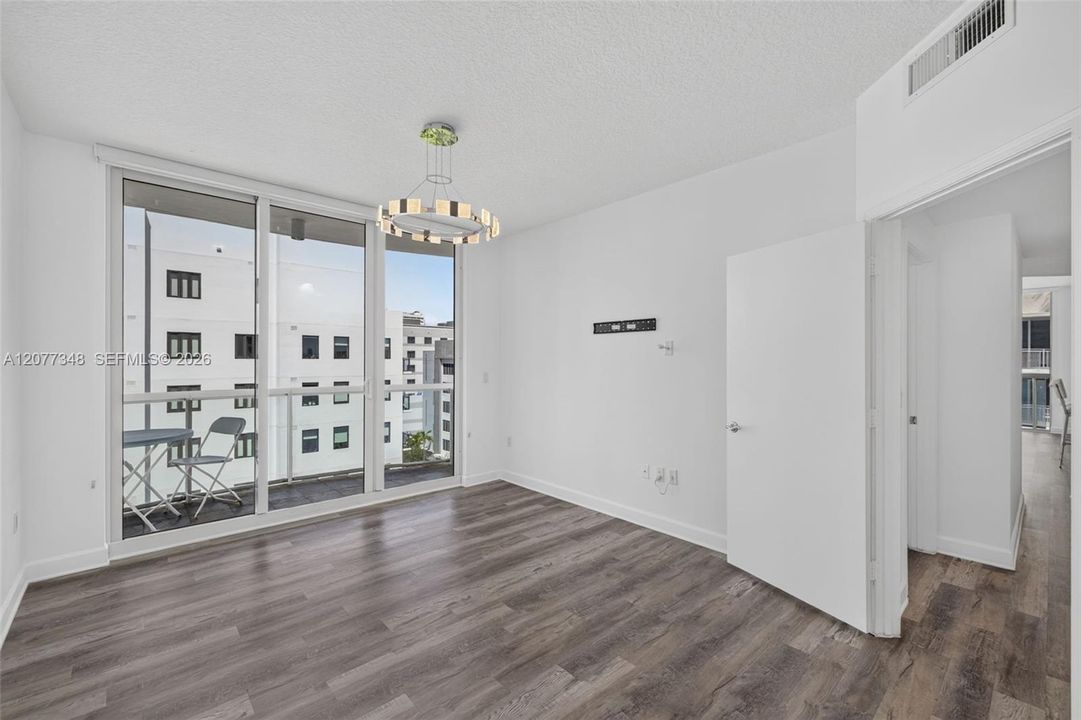 For Sale: $549,900 (2 beds, 2 baths, 990 Square Feet)