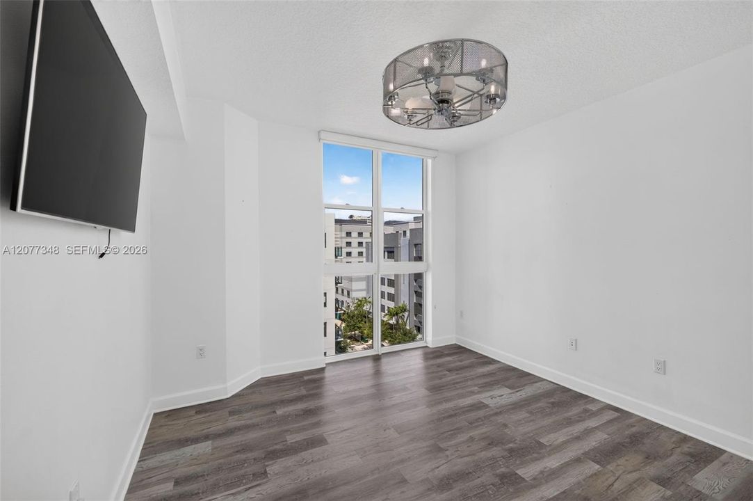 For Sale: $549,900 (2 beds, 2 baths, 990 Square Feet)