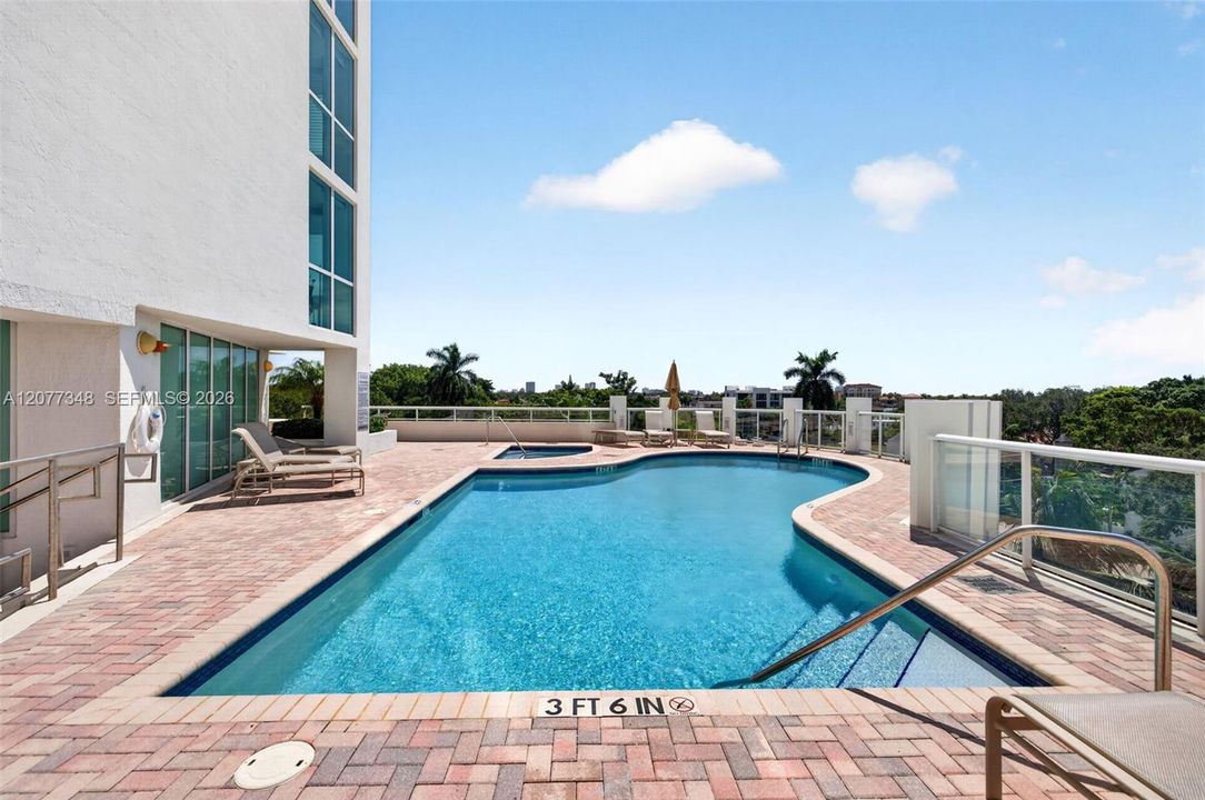 For Sale: $549,900 (2 beds, 2 baths, 990 Square Feet)