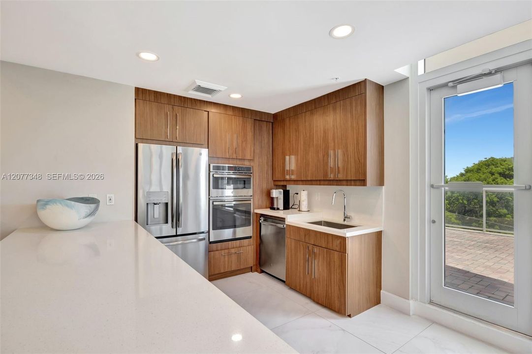 For Sale: $549,900 (2 beds, 2 baths, 990 Square Feet)