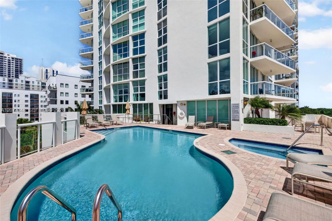 For Sale: $549,900 (2 beds, 2 baths, 990 Square Feet)