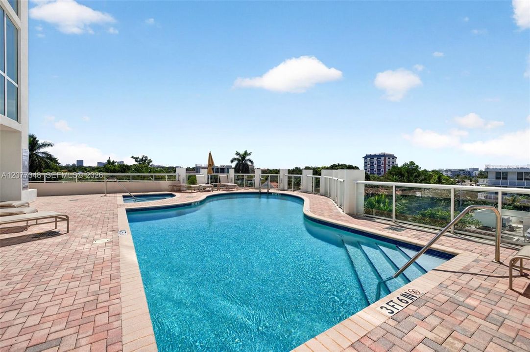 For Sale: $549,900 (2 beds, 2 baths, 990 Square Feet)