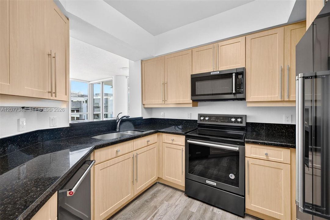 For Sale: $549,900 (2 beds, 2 baths, 990 Square Feet)