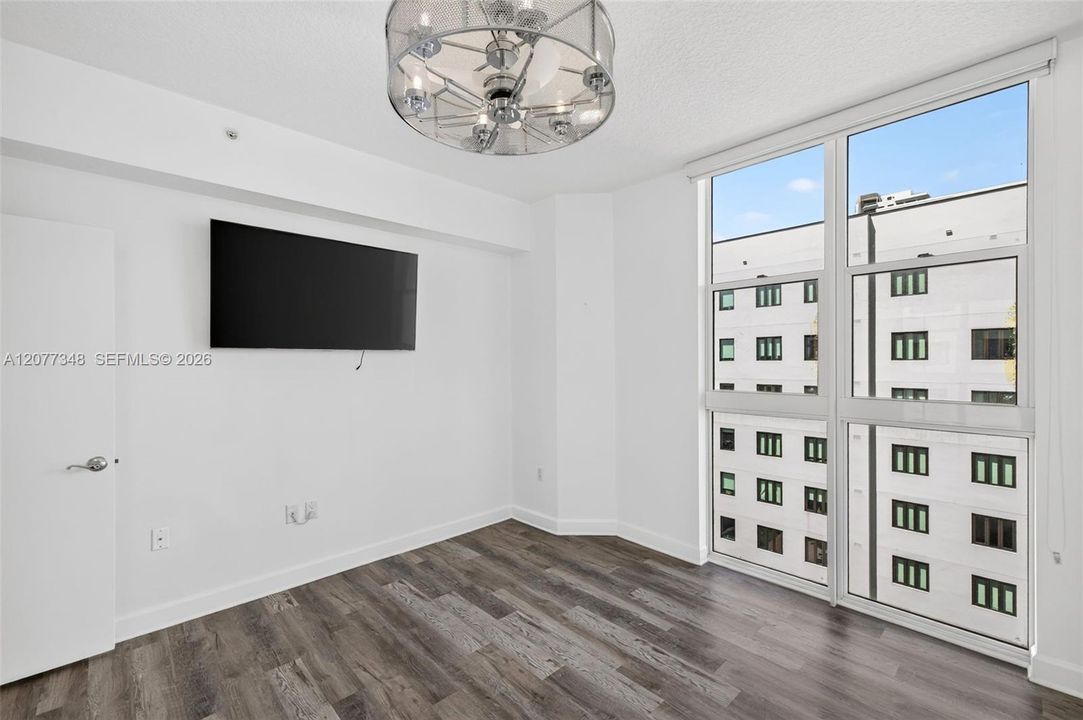 For Sale: $549,900 (2 beds, 2 baths, 990 Square Feet)