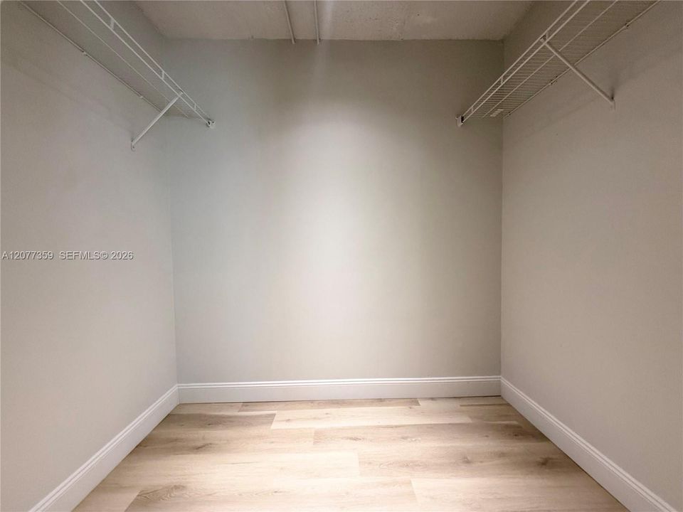 For Sale: $215,000 (1 beds, 1 baths, 635 Square Feet)