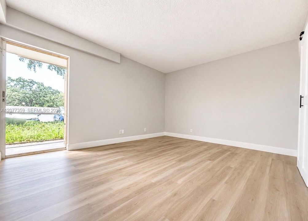 For Sale: $215,000 (1 beds, 1 baths, 635 Square Feet)