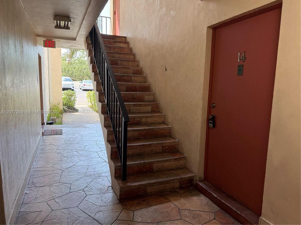 For Sale: $215,000 (1 beds, 1 baths, 635 Square Feet)