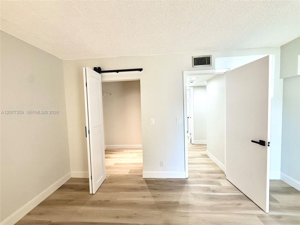 For Sale: $215,000 (1 beds, 1 baths, 635 Square Feet)