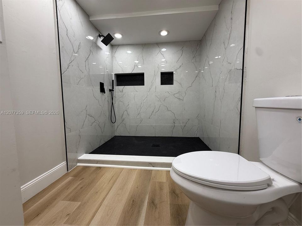 For Sale: $215,000 (1 beds, 1 baths, 635 Square Feet)