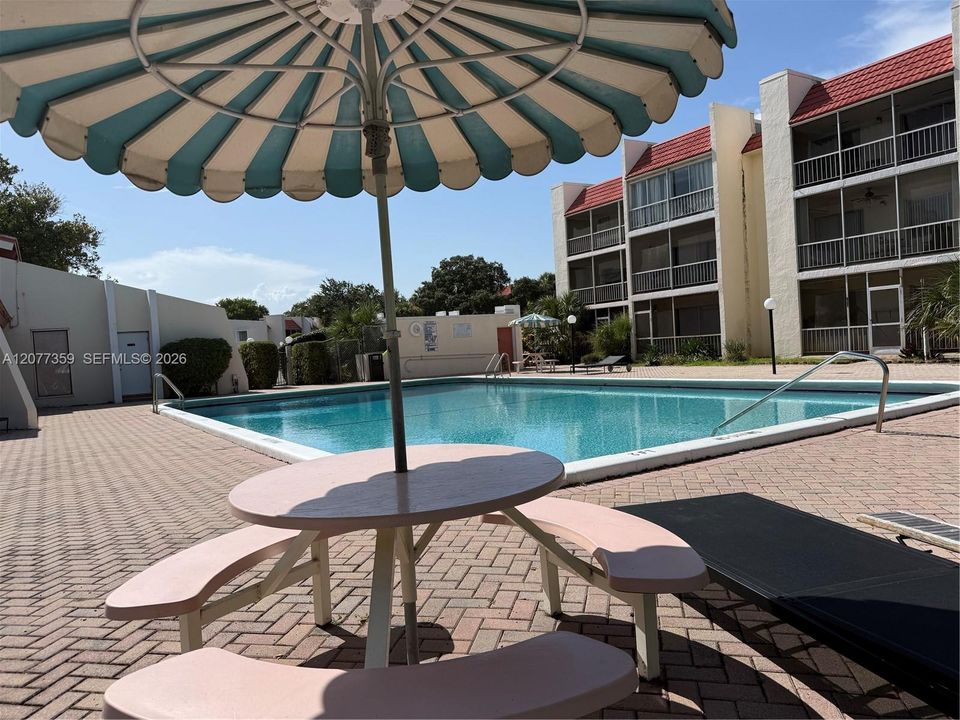 For Sale: $215,000 (1 beds, 1 baths, 635 Square Feet)