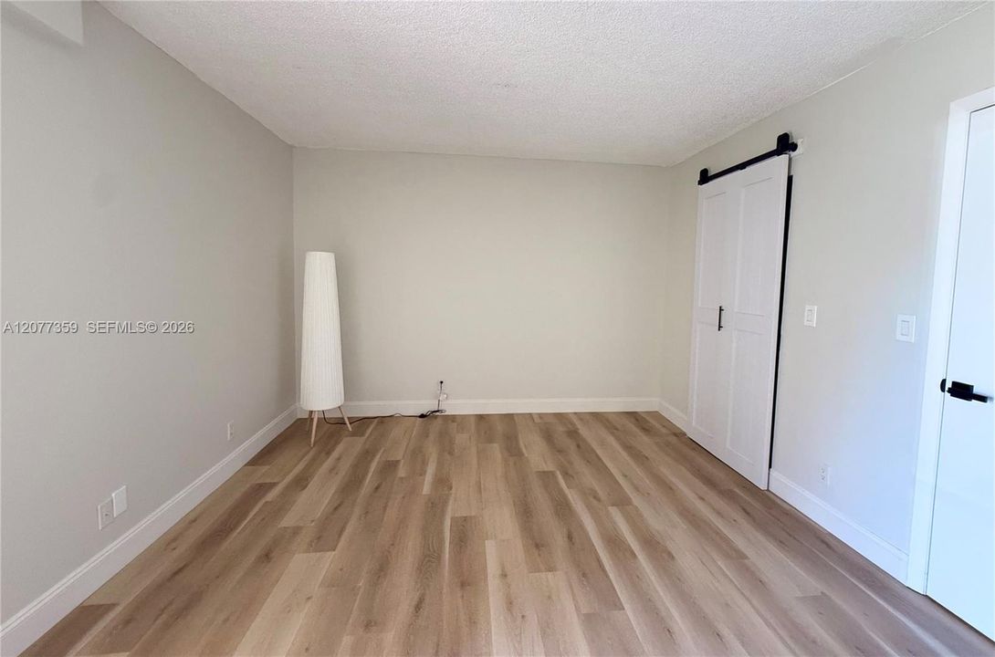 For Sale: $215,000 (1 beds, 1 baths, 635 Square Feet)