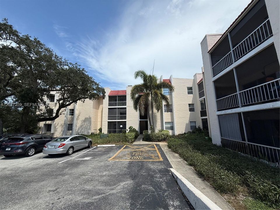 For Sale: $215,000 (1 beds, 1 baths, 635 Square Feet)