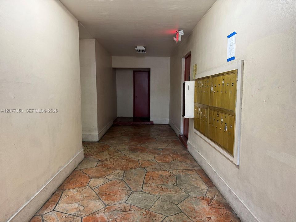 For Sale: $215,000 (1 beds, 1 baths, 635 Square Feet)