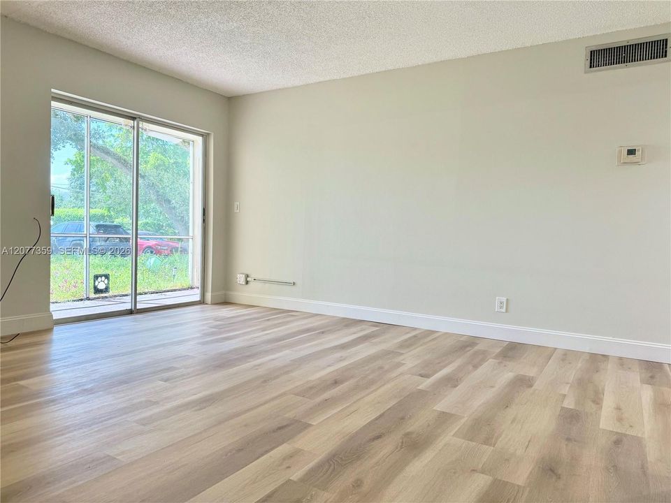 For Sale: $215,000 (1 beds, 1 baths, 635 Square Feet)