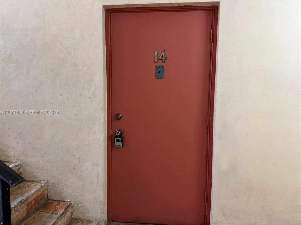 For Sale: $215,000 (1 beds, 1 baths, 635 Square Feet)