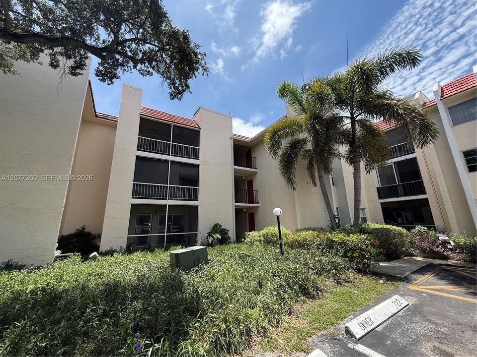 For Sale: $215,000 (1 beds, 1 baths, 635 Square Feet)