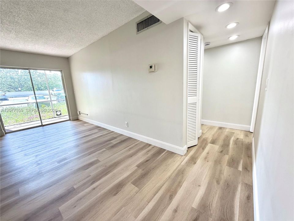 For Sale: $215,000 (1 beds, 1 baths, 635 Square Feet)