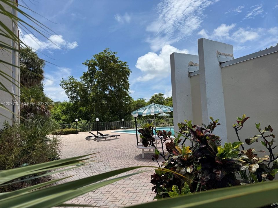 For Sale: $215,000 (1 beds, 1 baths, 635 Square Feet)