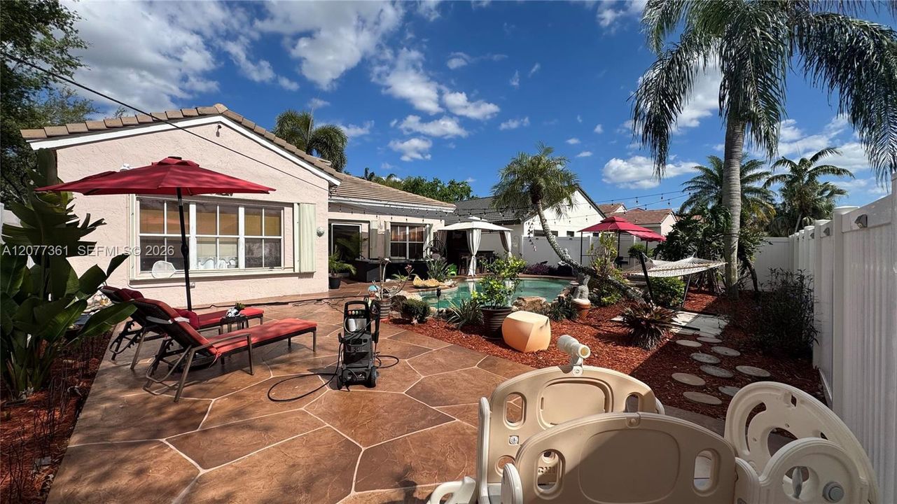 For Sale: $720,000 (3 beds, 2 baths, 2005 Square Feet)