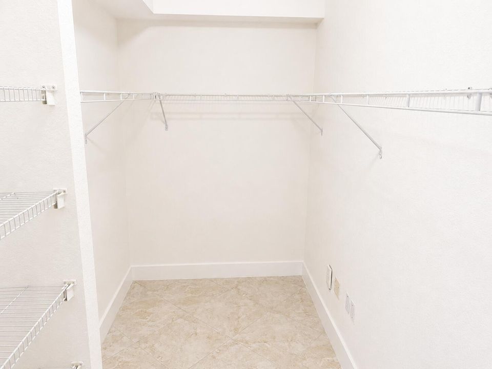 Walk In Closet 1