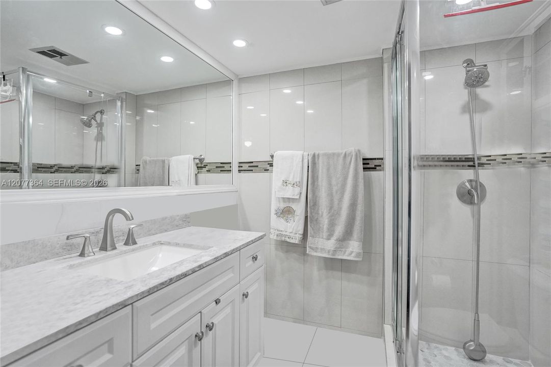 For Rent: $1,800 (2 beds, 2 baths, 880 Square Feet)