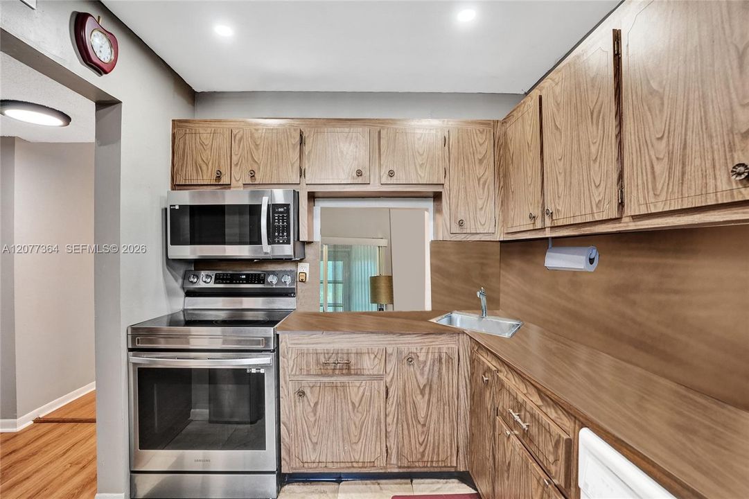 For Rent: $1,800 (2 beds, 2 baths, 880 Square Feet)