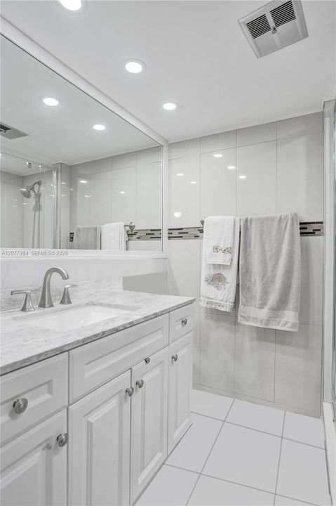 For Rent: $1,800 (2 beds, 2 baths, 880 Square Feet)