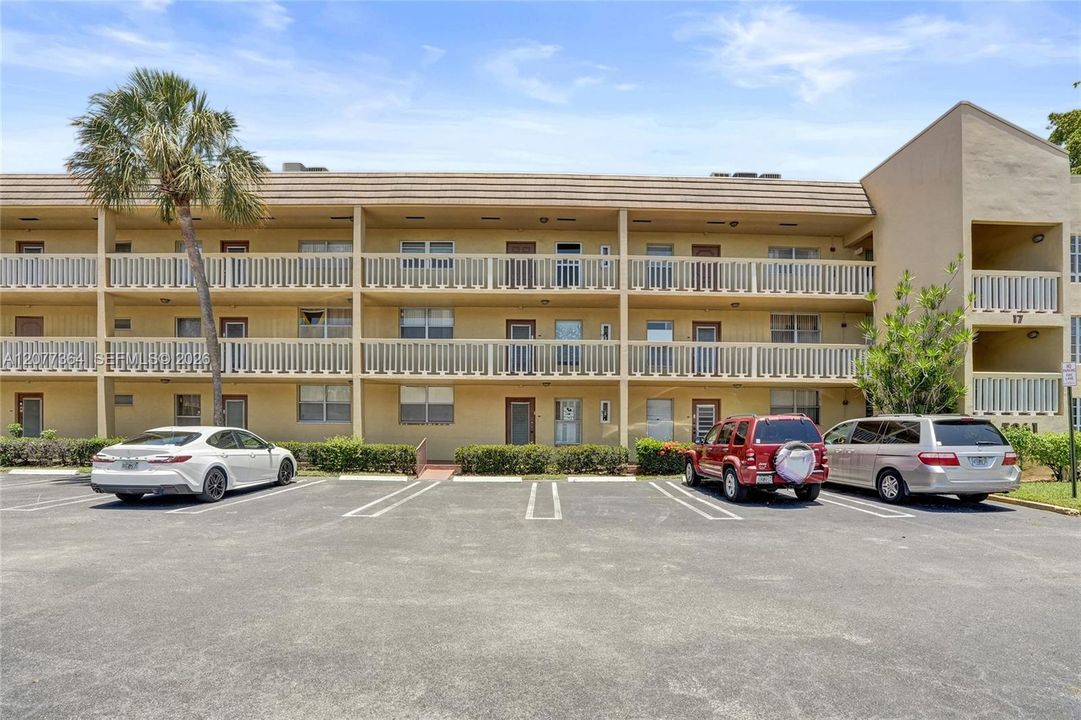 For Rent: $1,800 (2 beds, 2 baths, 880 Square Feet)