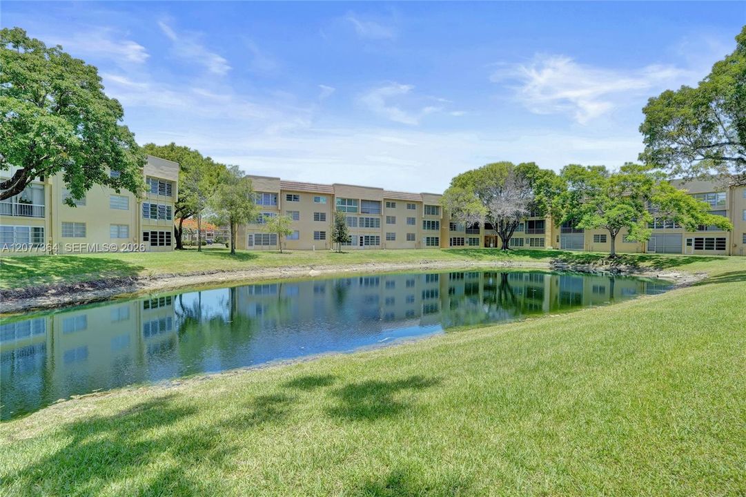 For Rent: $1,800 (2 beds, 2 baths, 880 Square Feet)