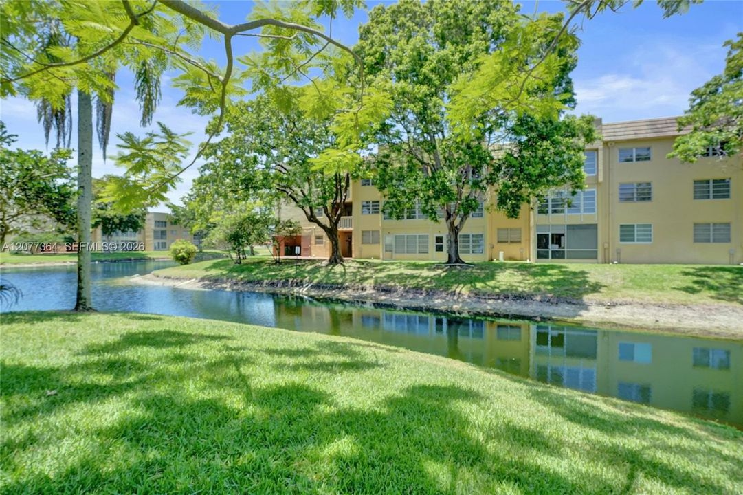 For Rent: $1,800 (2 beds, 2 baths, 880 Square Feet)