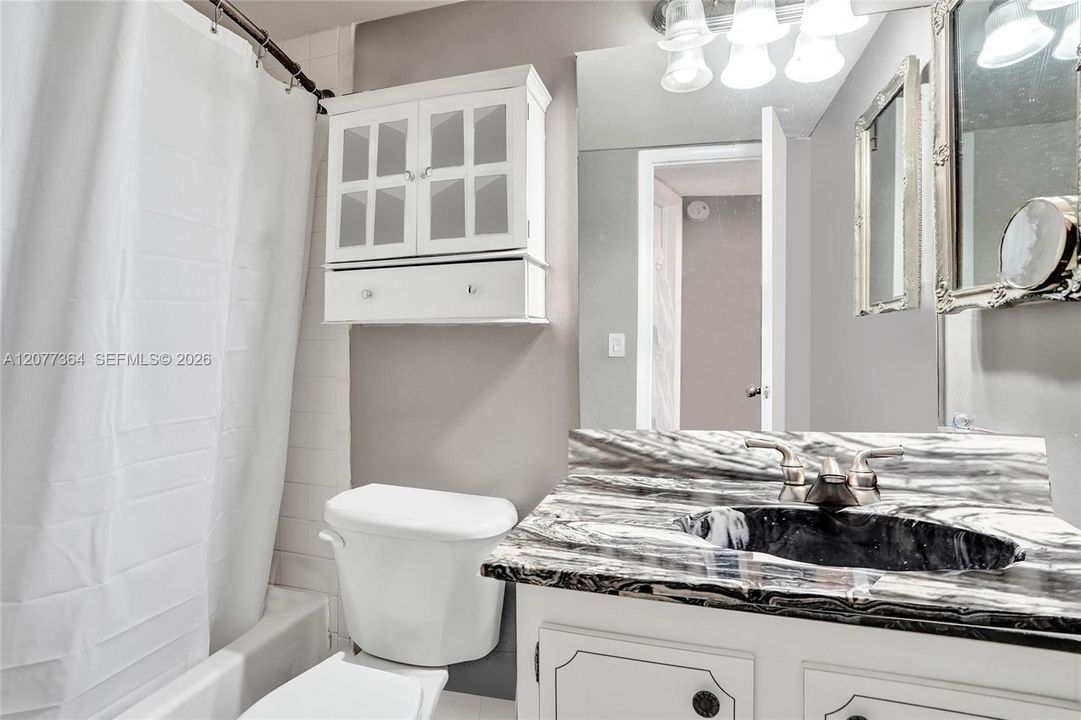 For Rent: $1,800 (2 beds, 2 baths, 880 Square Feet)