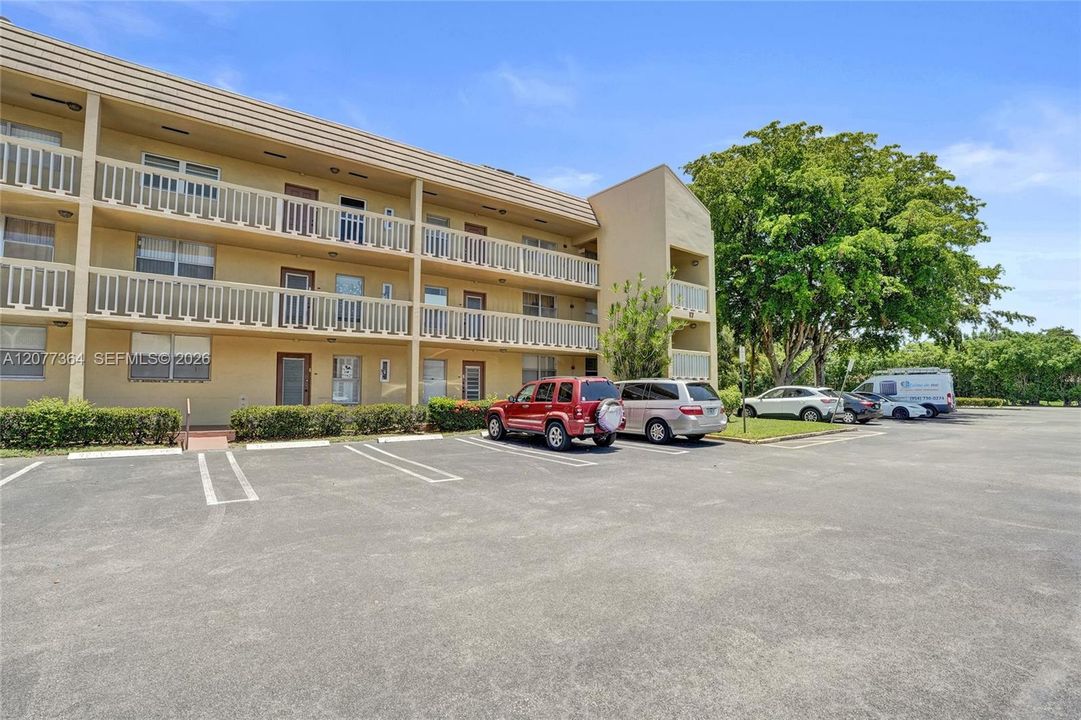 For Rent: $1,800 (2 beds, 2 baths, 880 Square Feet)