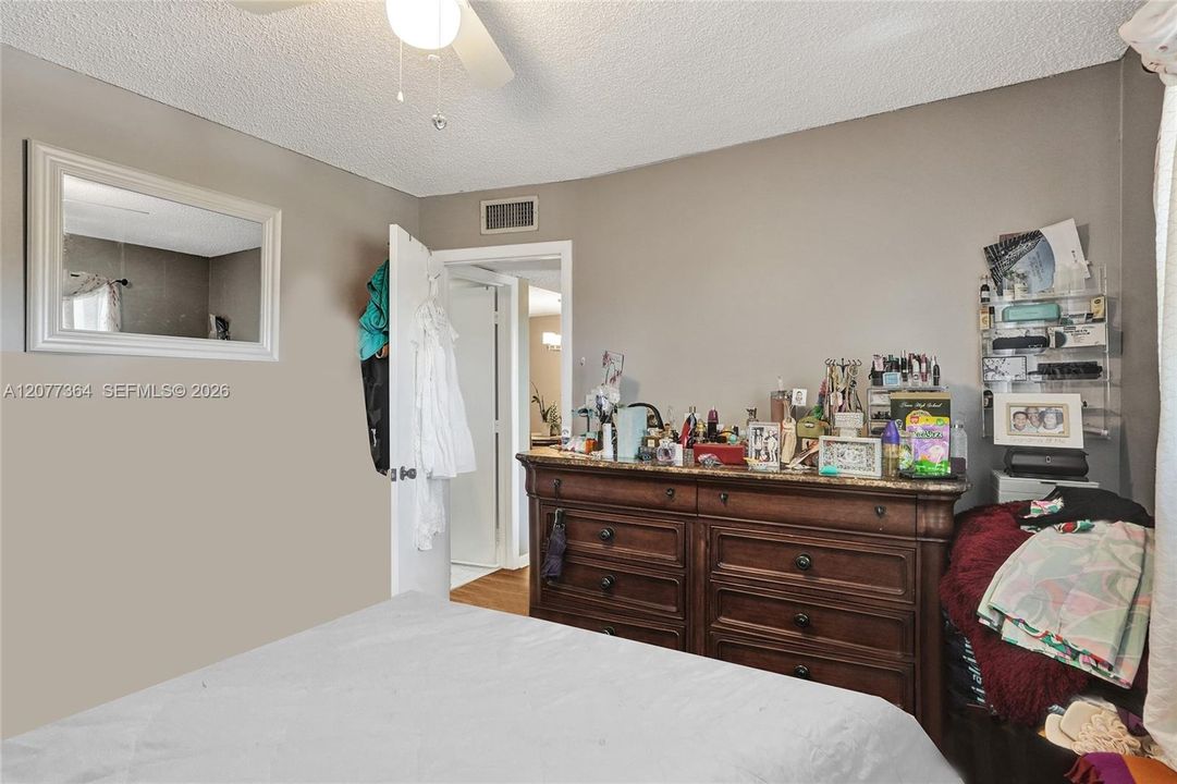For Rent: $1,800 (2 beds, 2 baths, 880 Square Feet)