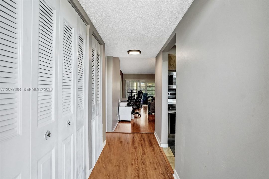 For Rent: $1,800 (2 beds, 2 baths, 880 Square Feet)
