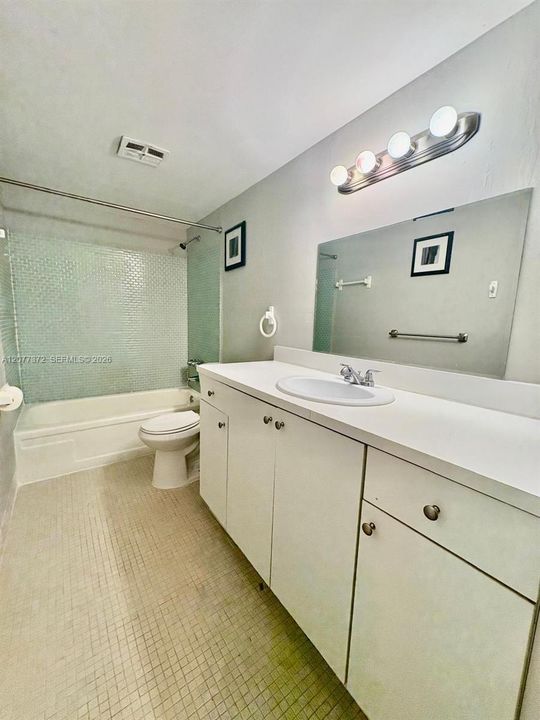 For Rent: $1,800 (2 beds, 2 baths, 840 Square Feet)