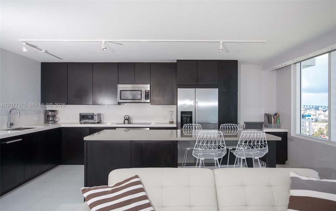 For Rent: $8,900 (2 beds, 2 baths, 1042 Square Feet)