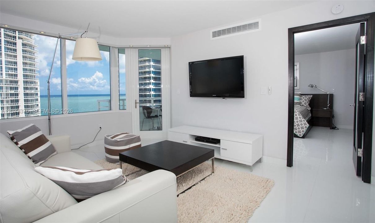 For Rent: $8,900 (2 beds, 2 baths, 1042 Square Feet)
