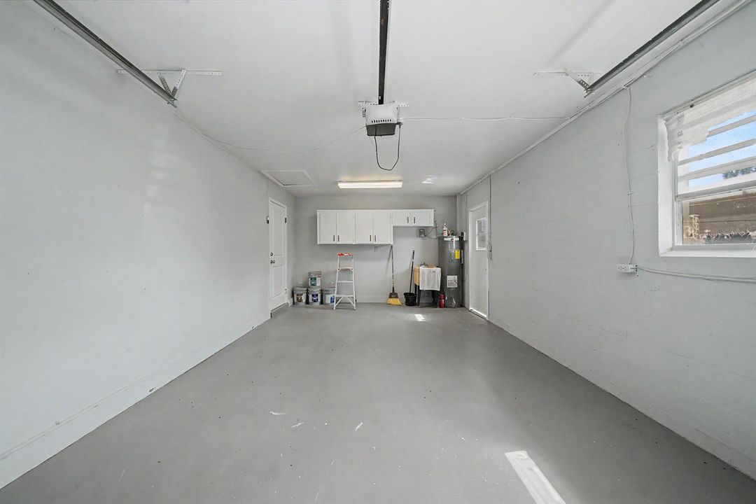 interior - garage 2